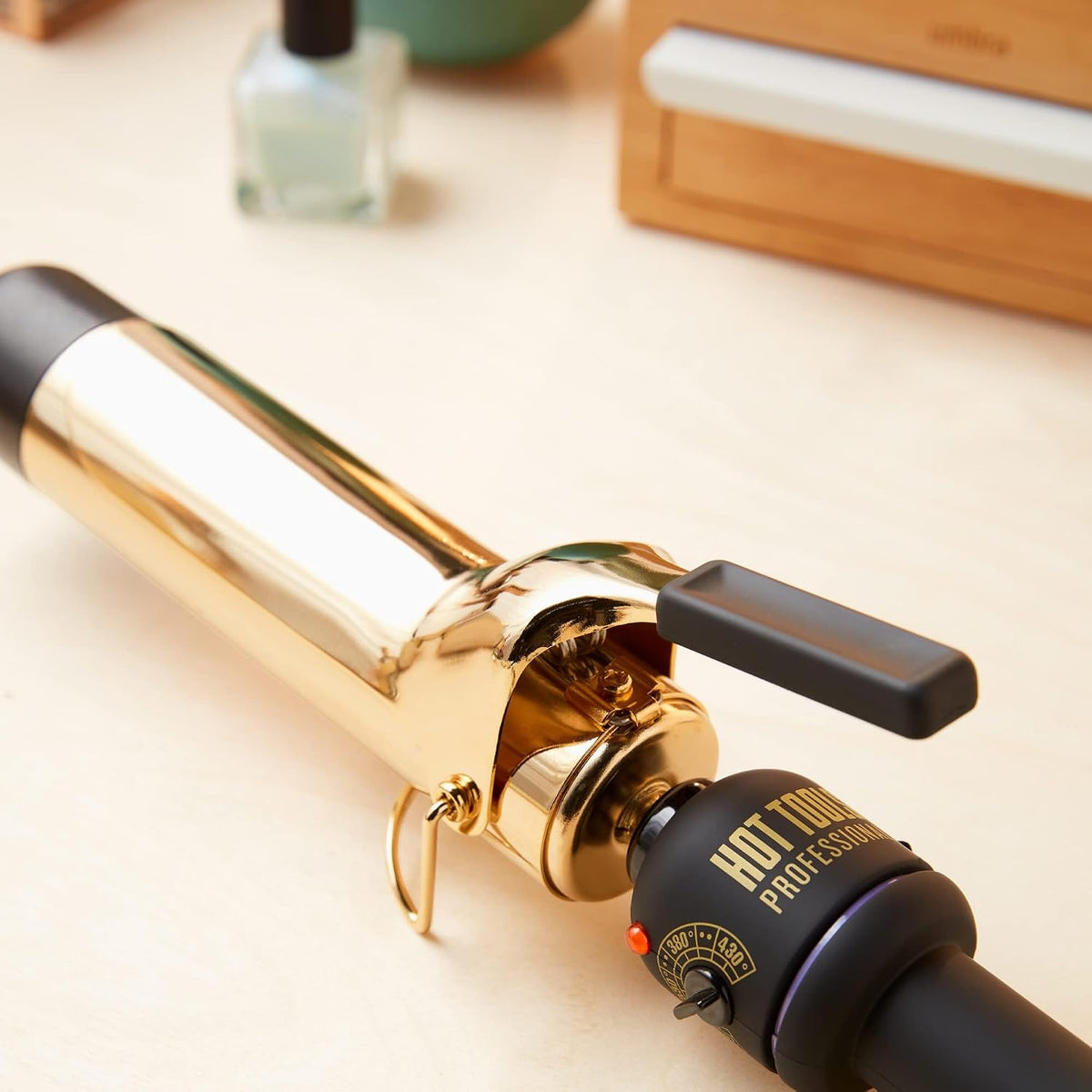 HOT TOOLS (2018 MODEL) Pro Artist 24K Gold Curling Iron | Long Lasting, Defined Curls (1 1/2 in)